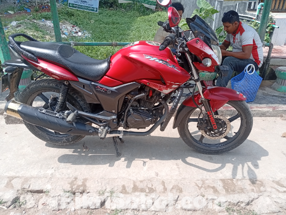 Hero hunk 150 cc red colour